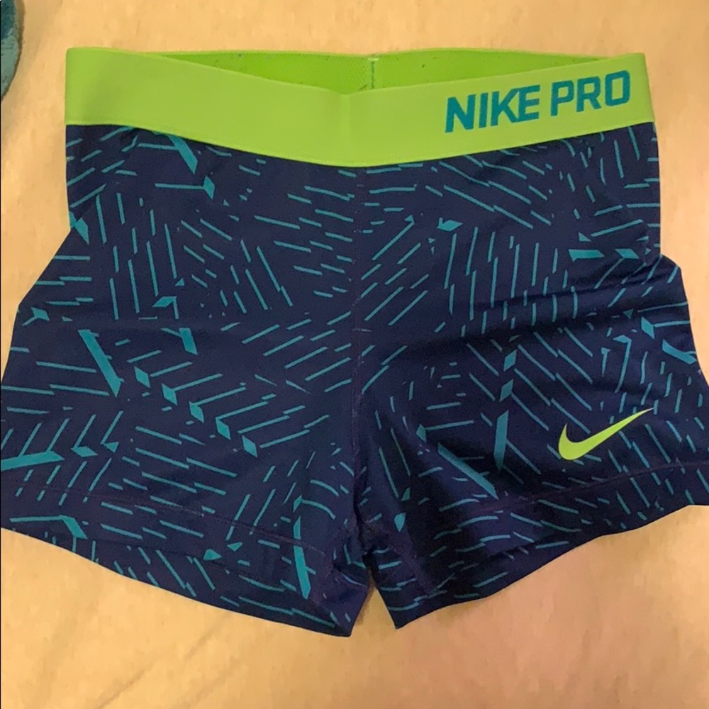 Women’s Nike Pro Size Medium